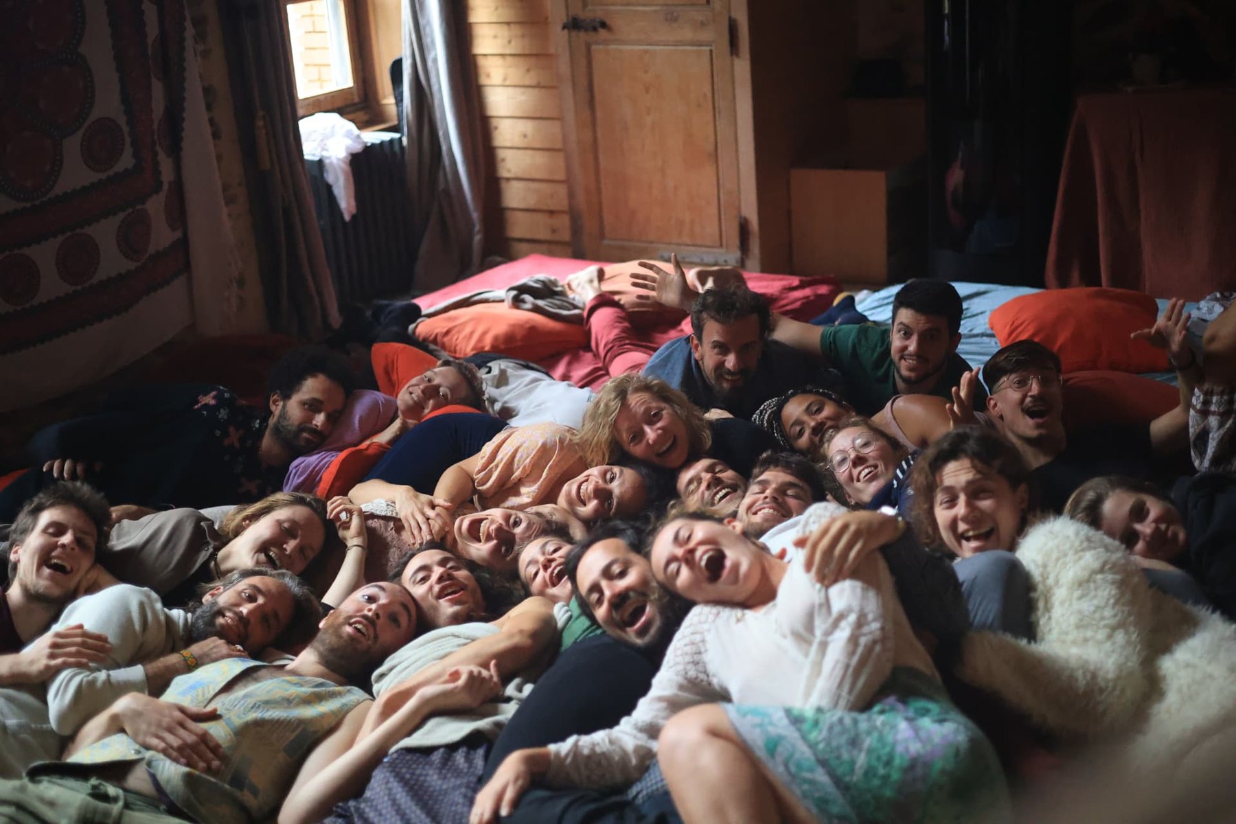 Le collectif réuni et souriant dans la grande salle de Terres de Ciel