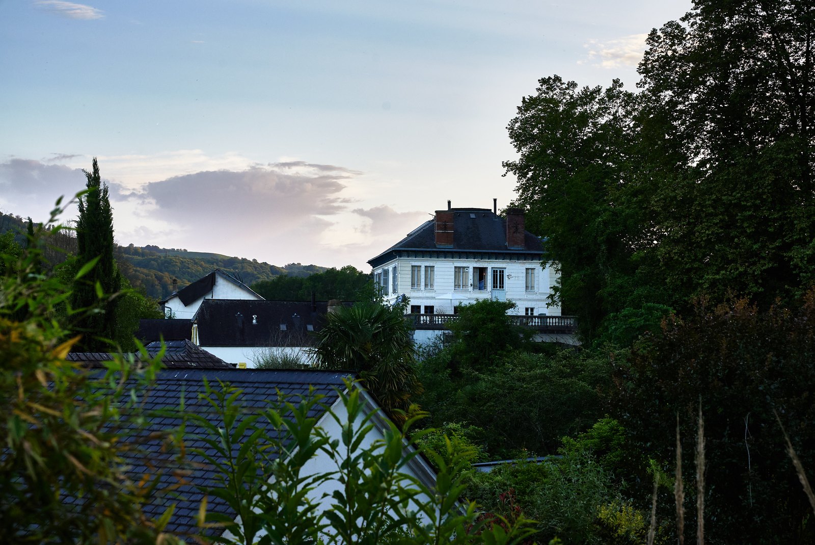 La maison de maître de Terres de Ciel dans son ensemble, face aux Pyrénées