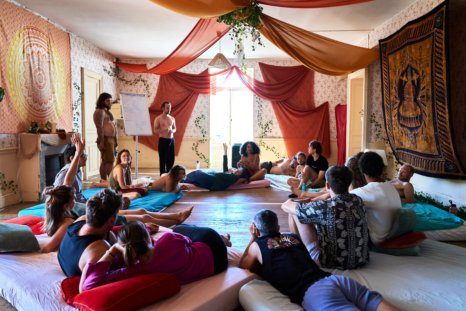 Un cercle de pratique collective dans la grande salle du domaine